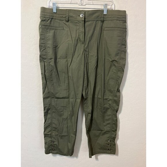Chico's Sz 2 (US L 12) Capri Green Button Detail Pants - Picture 2 of 8
